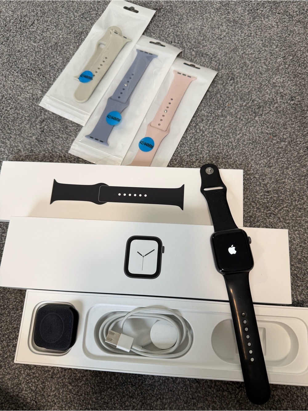 Apple Watch Series 4 (44mm) - with 3 additional bands (42/44mm)